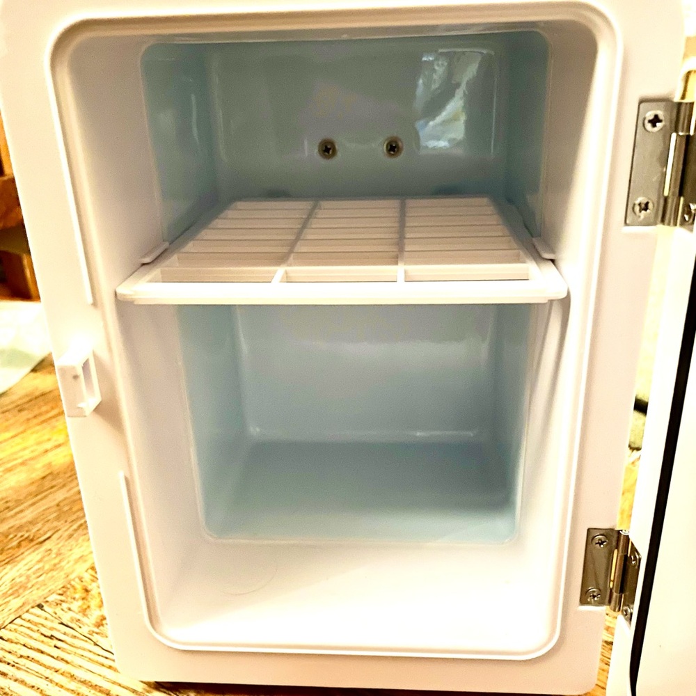 Frigidaire Pink Mini Fridge - Retro - EFMIS129 - Picture 4 of 7